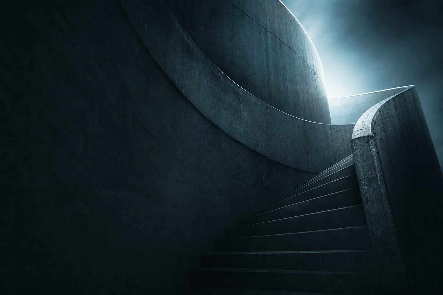 Líneas de una escalera de hormigón ascendente en luz dramática, como metáfora de la aceleración de la inflación.